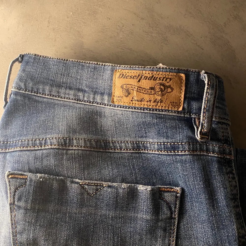 Lågmidjade bootcut jeans från diesel!! 💞💞 jättebra skick, bra längd för mig som är 165 (dock långa ben). Storlek 29/34. Midjemått: 73cm, innerbenslängd: 86cm. Jeans & Byxor.