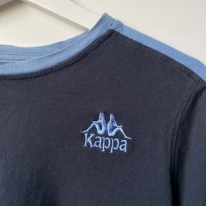 Kappa tröja! - Långärmad tröja från Kappa! Superskön och jättenajs! Älskar färgen och att det är olika blå, har hållt mig från att köpa eller ge bort men den kommer faktikst ej kommer till användning! Stl S✨