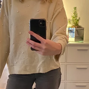 Stickad tröja  - Super fin stickad tröja med pärlor i en ljus gul färg. Köpare står för frakt💞