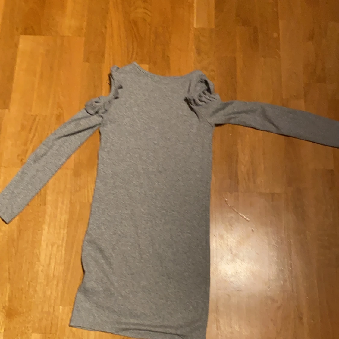 Grå klänning använd ungefär 3 gånger - 90