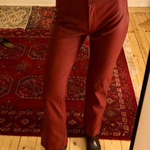 Röda fejk läderbyxor bootcut - Röda tunna fejk läderbyxor. Bootcut. Storlek 36.