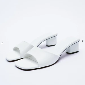 Skor  - Ett par vita klack skor. Använda en gång. Skorna är i storlek 39. Skorna är ifrån zara och är i ett väldigt bra skick💛 