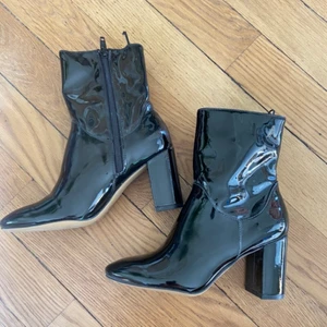 H&M lackskor - Ett par laxkskor storlek 38, pris 150 kr, köparen står själv för frakten 