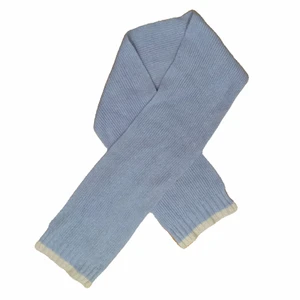 halsduk - helt oanvänd halsduk i ljusblått! vitt längst ner och fin att ha nu till vintern💕 