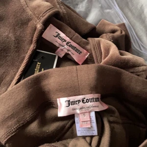 Juicy couture  - ✨säljer de endast som ett set✨Säljer detta mjukis set som jag köpte här på plick men satt inte som jag ville. Skulle passa bättre på någon runt 160💕 lappar kvar, fickor bak, helt oanvänd💕 men eftersom den är köpt här så kan jag inte veta om de är äkta och där av hela settet för 1000 + frakt💕 Ingen budgivning!