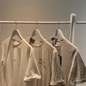 Les deux T-shirts - Snygga T-shirts från Les deux. Går att köpa separat 149kr styck!