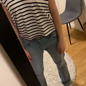 Randig tröja - Mina fina randiga tröja med v-ringning ska också säljas eftersom den inte kommer till användning. Aldrig använd så i nyskick. 