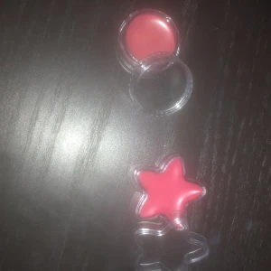 Smink - Hej säljer för att jag inte använder det. Båda är helt oanvända skriv för frågor eller intresse 💗
