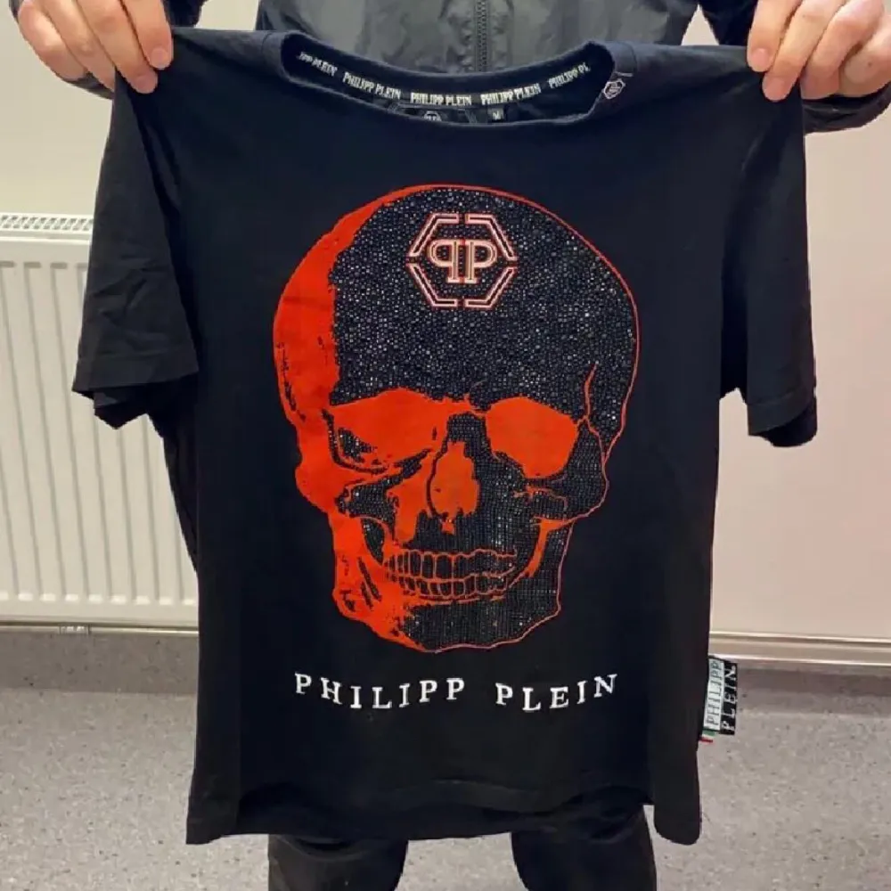 Philipp plein T-shirt i jättebra skick använd kanske 3-4 gngr inte så mycket fler info/bilder kan tas dm.. T-shirts.