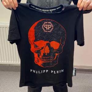 Philipp plein T-shirt i jättebra skick använd kanske 3-4 gngr inte så mycket fler info/bilder kan tas dm.