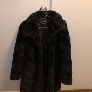 Pälskappa  - Toppen höst- vinterjacka, svart fake pälsjacja från Kappahl. Mycke fint skick, ser oanvänd ut! Är storlek XS, funkar toppen bra o ha en hoodie elr stickad under, ungefär ner till smalbenen på mig som är 160lång. 