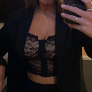 Melinda corset topp - Säljer nu min Melinda corset topp i storlek M från byAnastasia. Hemsidan har lagt ner så den är väldigt eftertraktad och så fin!