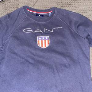 En mörkblå sweatshirt från Gant. Knappt använd i storlek 158/164. 