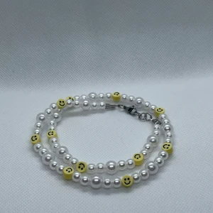 Smiley halsband - Ett super gulligt halsband med smileys på. Beställ idag eller imorgon för att ha chansen att få hem de innan jul. Det finns endast ett därför är det först till kvarn!!