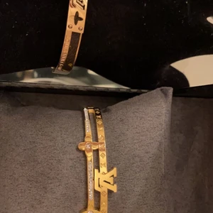 Louis Vitton armband, Smycken.  - Färgen på armbanden är permanent, alltså den förändras aldrig oavsett hur länge du använder det. 