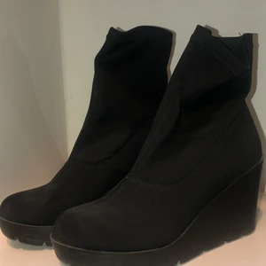 Skor - Svarta, höga skor, använda fåtal gånger ✨Frakt +110kr✨