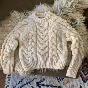 Stickad tröja Zara - LÄGG INTE BUD OM DU INTE TÄNKER KÖPA FÖR DEN SUMMAN. Stickad tröja från Zara stolek M. Har ett litet hål på mudden. Köpt för 1 vecka sedan och använd en gång. Jag får reklamera den men det känns synd att den slängs. Väldigt fin, inte stickig eller något sånt. Nypris 399kr. Frakt tillkommer på 65kr!