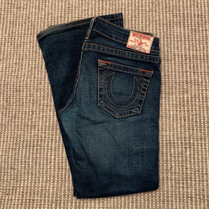 True Religion JEANS lågmidjade utsvängda - SKITSNYGGA OCH TRENDIGA💕💕💕💕💕 svindyra som nya! 