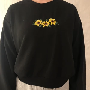 Tröja  - Långärmad tröja i tunt luftigt tyg med solrosor på bröstet, storlek L men sitter mer som M-S. Använd 2 gånger väldigt fint skick💗                                                                                    Köparen står för frakten 