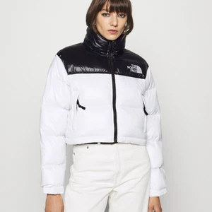 North face nuptse short - Storlek s, Knappt använd. Köpt i höstas från zalando där den nu är slutsåld! 