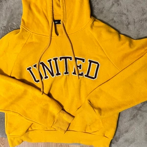 Orange hoodie/NEW yourker - En orange/gul hoddie, upplevs mer gul på bilden, skulle säga den e med orange/gul. 