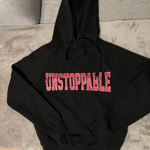 Hoodie - En svart hoodie med rött/vitt tryck. Storlek S och inte andvänt på ca 2 år. Endast bara legat i min gaderob oanvänd
