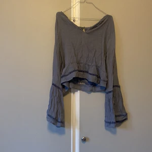 Blus s/m - Säljer   Flyttrensning- Massvis med kläder till billiga priser!!   Från 20 kr -   jag samfrakrar så kolla gärna mina andra annonser!   Kan skicka med frimärken eller spårbart, Frakt priset baseras på paketets vikt! Jag ansvarar inte för postens hantering av paket.   Kontakta mig vid frågor :) 