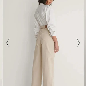 Beiga vida jeans!!  - Säljer mina beiga vida jeans som är köpta från nakd. Säljer pga blivit för korta för mig som är 1.80. Det finns en blå fläck på framsidan av höger ben men det syns knappt när man har på sig de. Storleken är 42 men sitter nog bättre på någon som har 40.