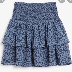 Kjol - Säljer denna jätte fina kjol från Kappahl, den är använd fåtalgånger och finns inte kvar att köpa. Den är i storlek 170.💕