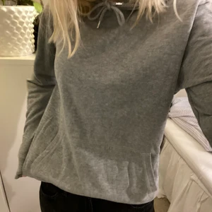 Grå hoodie - Basic grå hoodie, fluffigt och skönt material inuti❤️ Inte alls nopprig och i nyskick. Kan mötas upp i Stockholm om man vill slippa betala frakt💕💕