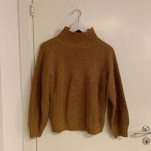 Stickad tröja från Monki  - Stickad brun tröja från Monki i strl XXS, men passar XS bättre. Fint skick. 