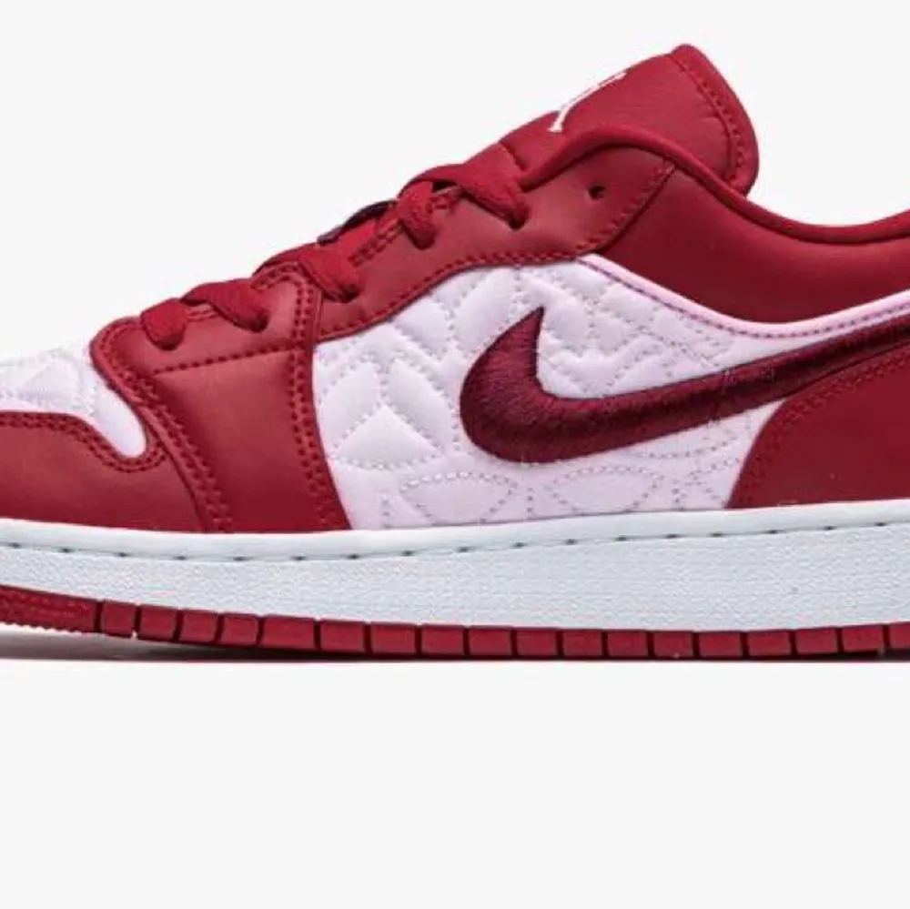 ”Red quilt” Skitsnygga jordans som är sparsamt använda och knappt några skador. Storlek 38 men passar även 37.             Nypris: 2500kr!! Hör av dig för mer bilder eller frågor🖤🖤 . Kengät.