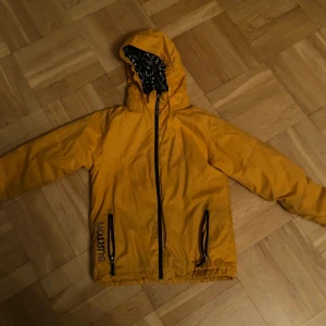 burton jacka - väl använd jacka i barnstorlek medium, har en liten reva men är lätt att laga