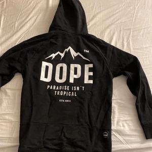 Dope hoodie - Slut såld på hemsidan, tröjan är som ny. Köparen står för frakten 