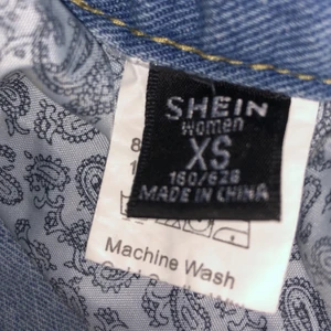 Ljusblåa jeans  - Ljusblåa jeans med håll. Storlek xs. Från shein. Passar perfekt.