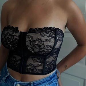 Korsett topp - Säljer denna ursnygga korsett från by Anastasia. Den är slutsåld och kommer in igen! Säljer den pga att den aldrig kommer till användning och den är helt oanvänd. Bilden är lånad från deras instagram och frakt tillkommer 💗 BUD: 600 kr