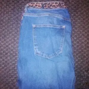 Ascoola Denim Jeans med snyggt leopardmönster i midjan. Jeansen är i mycket fint skick. Sällan använda men fortfarande som nya. Sitter jättesnyggt på!     Storlek: 44. Ordinariepris: 549:-. Fler bilder kan skickas vid intresse 💌🛍️📦