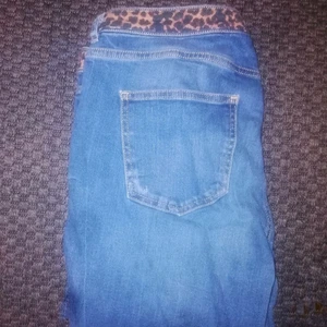 Denim Jeans, Low Waist  - Ascoola Denim Jeans med snyggt leopardmönster i midjan. Jeansen är i mycket fint skick. Sällan använda men fortfarande som nya. Sitter jättesnyggt på!     Storlek: 44. Ordinariepris: 549:-. Fler bilder kan skickas vid intresse 💌🛍️📦
