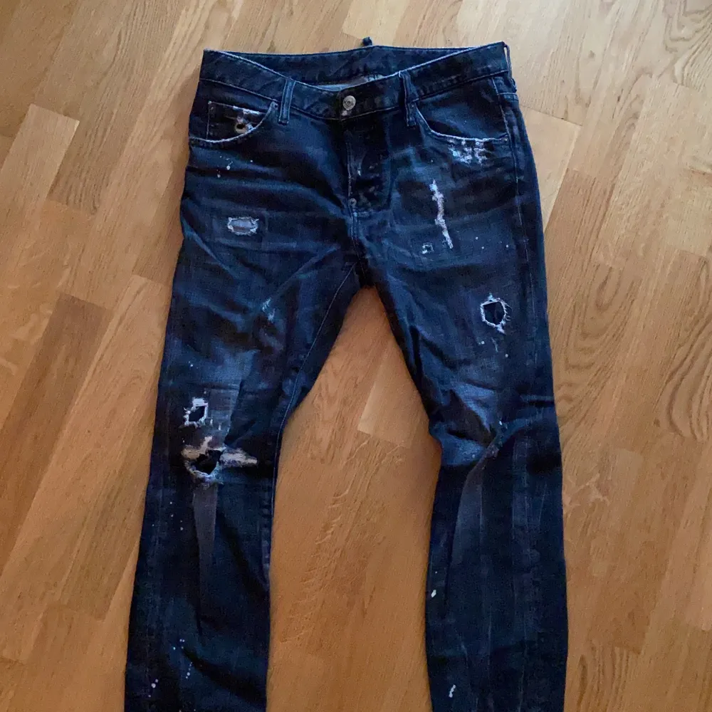 Mörkgråa jeans från DSQUARED2, självklart äkta i strl 38 herr se 3e bilden, använda men helt felfria, nypris drygt 5000kr. Jeans & Byxor.