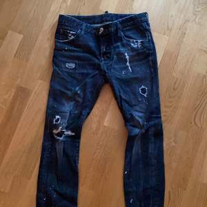 Mörkgråa jeans från DSQUARED2, självklart äkta i strl 38 herr se 3e bilden, använda men helt felfria, nypris drygt 5000kr