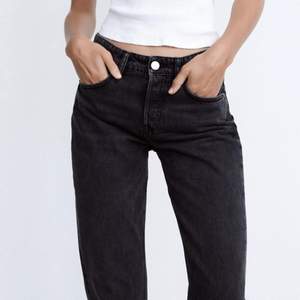 Zaras straight, mid waist jeans som är slutsålda på hemsidan!! Långa i benen på mig som är 165 💞