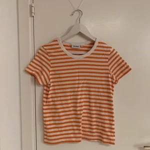 Randig t-shirt från Weekday - T-shirt från Weekday i strl S som inte kommer till användning, som ny. 