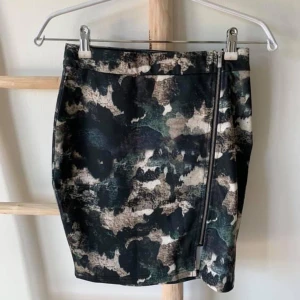 Ny kjol från Amys stories  - Ny kjol från Amys stories. Storlek 32/34. Resår i midjan.