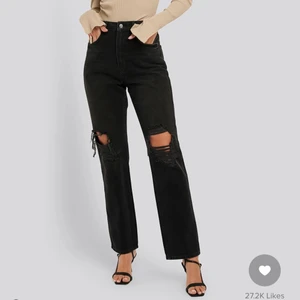 distressed straight fit jeans - Snygga jeans från na-kd i storlek 34. Använda fåtal gånger.
