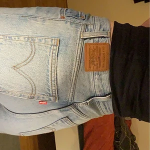 Nya Levis jeans - Bara testade, superfin färg, jätte fin passform, inga defekter! Köpta för 1200 kr. Jag på bilden är S/M 