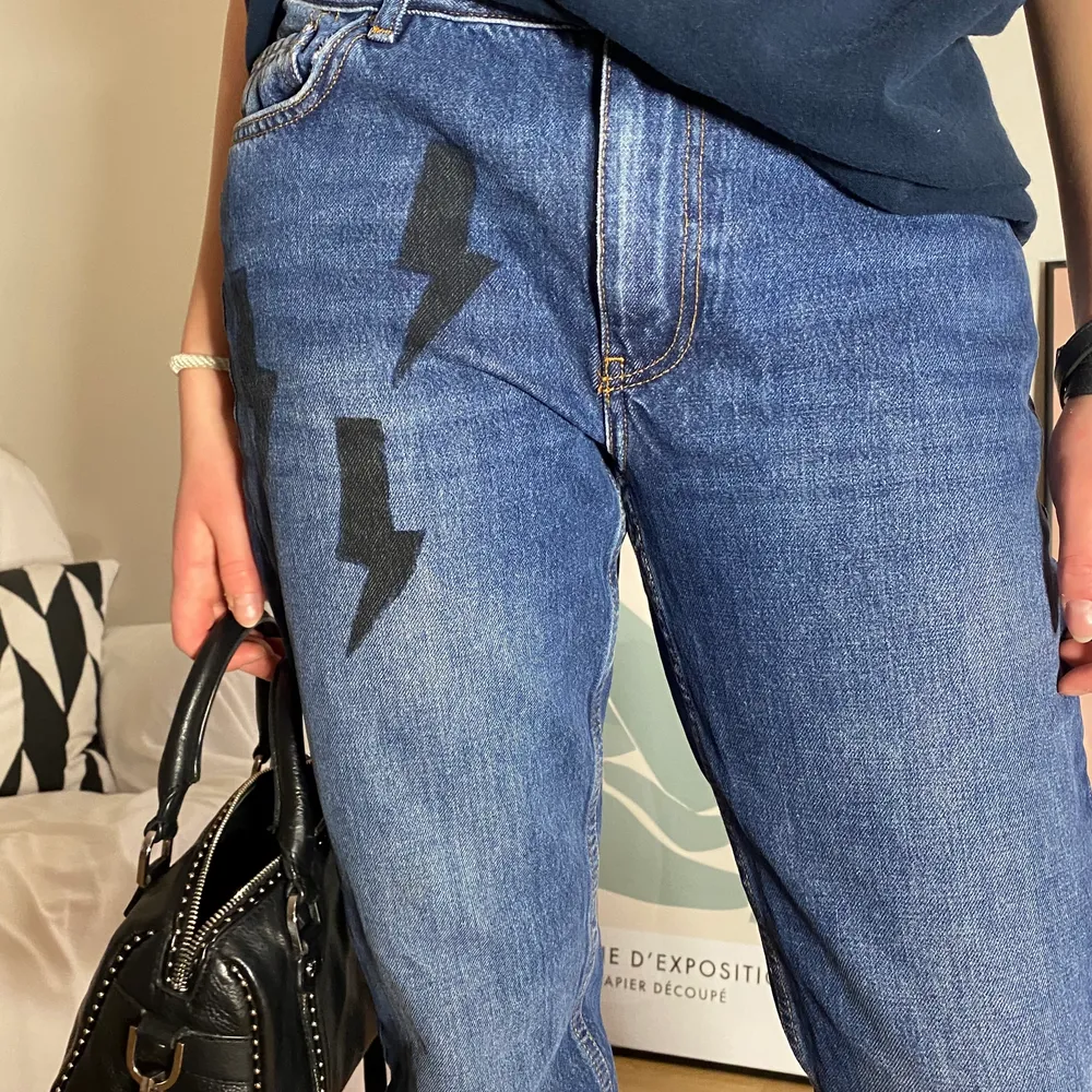 Säljer dessa supersnygga handmålade byxor med svarta blixtrar på! . Jeans & Byxor.