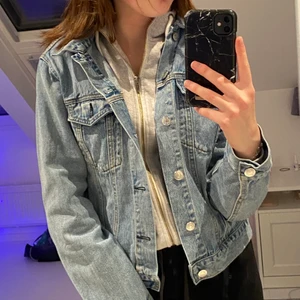 Jeansjacka  - Jeansjacka ifrån Bikbok, köptes för nåt år sedan och inga större defekter såsom hål eller likande💕