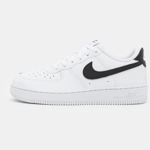 Nike air force 1 - Säljer dessa Nike skor i använt men fint skick i storlek 38. Skriv om ni vill ha fler bilder🥰