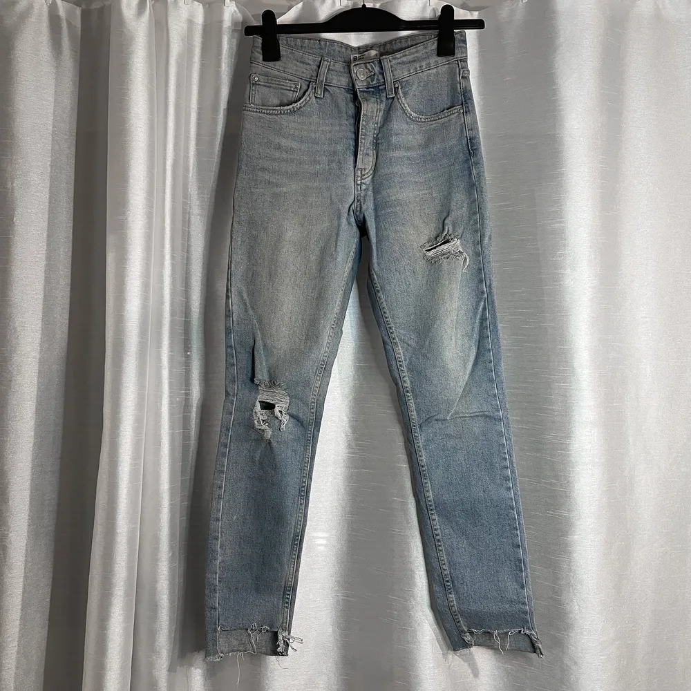 Snygga jeans från Gina Tricot. Jeansen har mininmal stretch och har börjat bli för små för mig. Jag är 163 lång och har 74 i midjemått. 🥰. Jeans & Byxor.