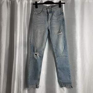 Snygga jeans från Gina Tricot. Jeansen har mininmal stretch och har börjat bli för små för mig. Jag är 163 lång och har 74 i midjemått. 🥰